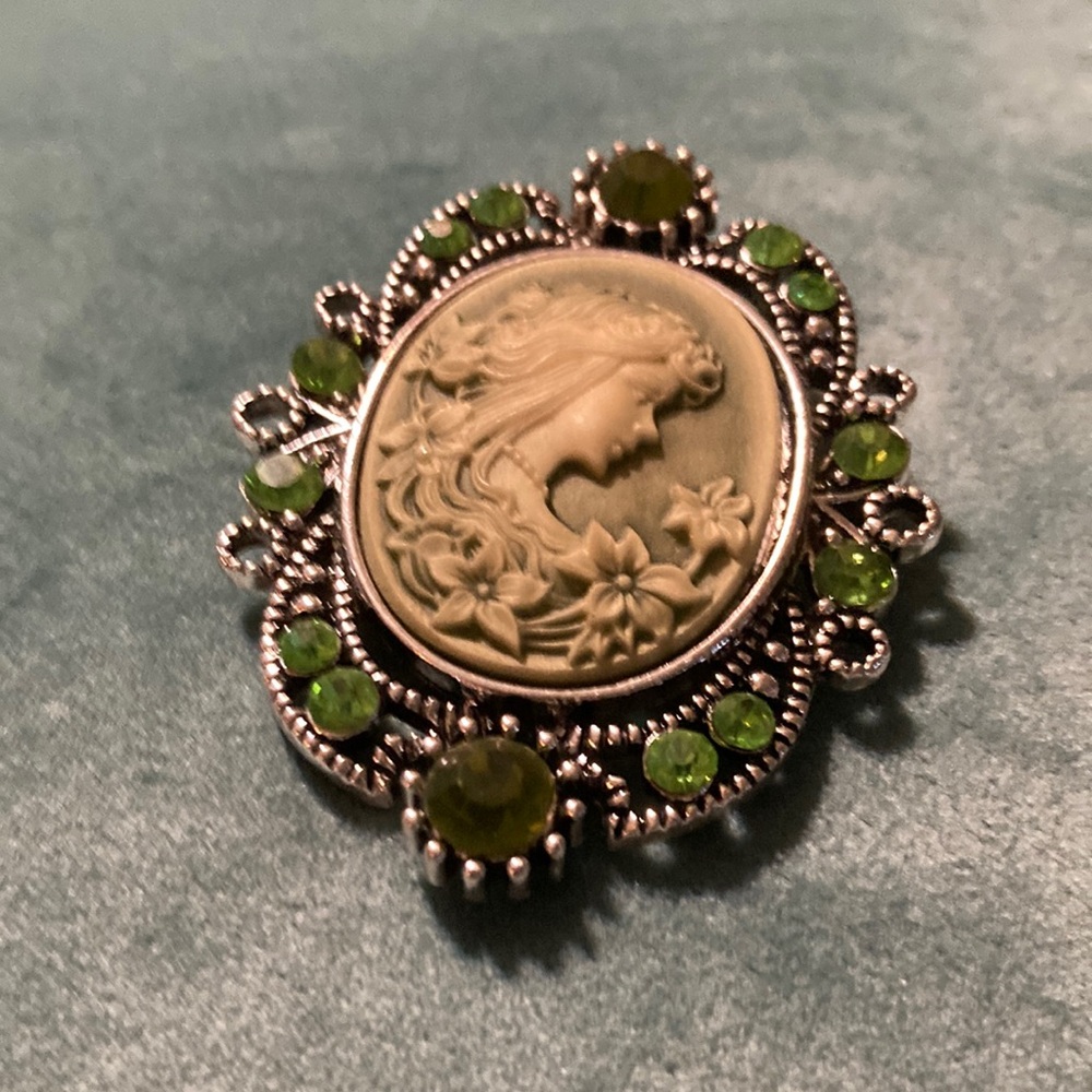 Vintage-Style Green Cameo Brooch - Women's Jewelry